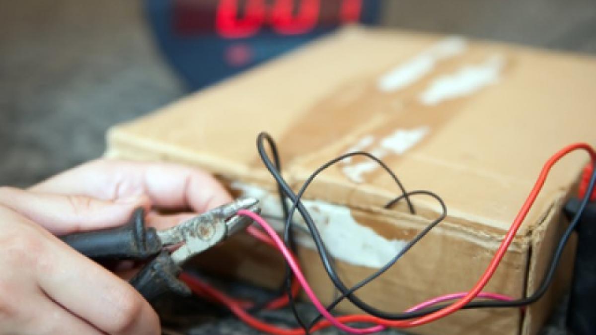 Спецслужбы обнаружили заминированный автомобиль у мечети в Ингушетии Заминированный автомобиль в Ингушетии раньше принадлежал местной пенсионерке - источник