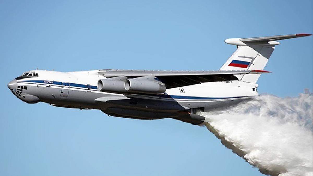 Ил-76 сбросил тонны воды на инспекторов ДПС в Подмосковье Самолет МЧС вылил 40 тонн воды на голову гаишника. ВИДЕО
