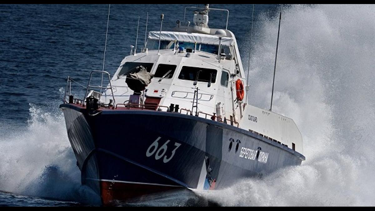 Видео: пограничники Украины в Азовском море подняли панику при виде российского катера Встреча катеров России и Украины в Азовском море попала на видео