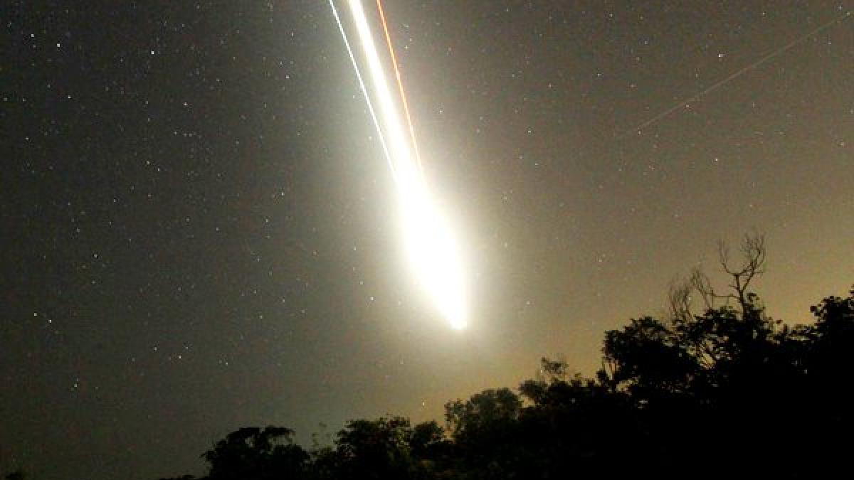 Метеорит в Томской области 28 09 2016 В Томской области метеорит пролетел рядом с тремя самолетами
