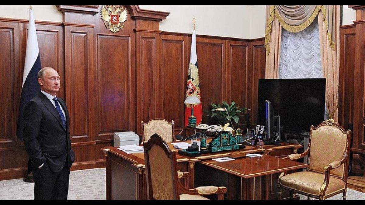 СМИ узнали тайну окна в кабинете Путина Окно в кабинете Путина всегда зашторено