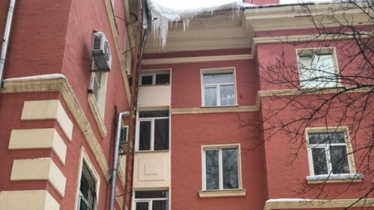 Фото сосулек в Ростове ЖКХ по ул.Воровского