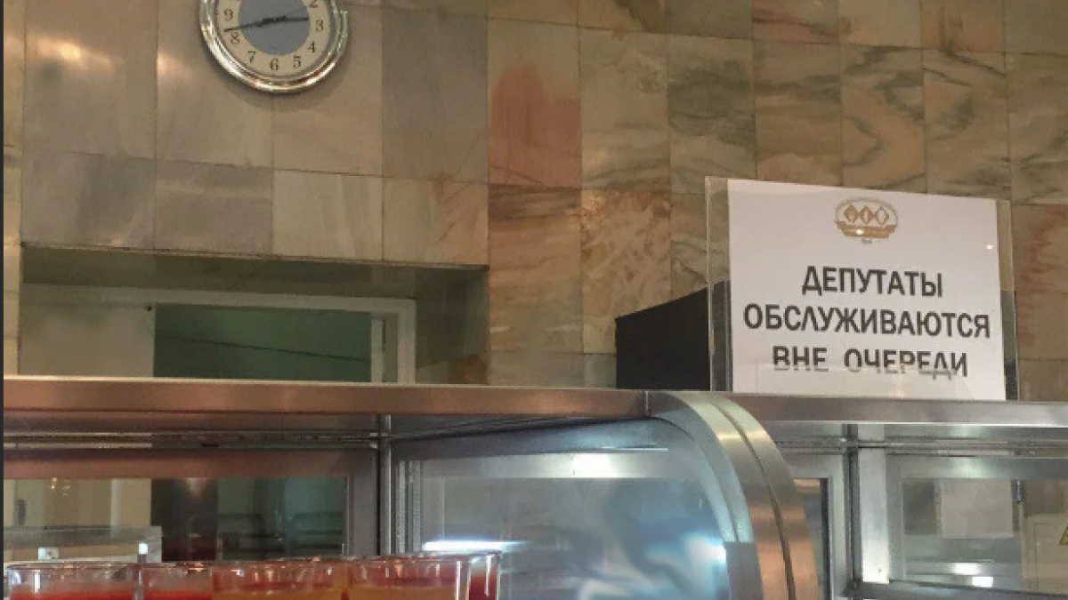 Обед из первого, второго и компот обошелся депутату Госдумы в 253 рубля Депутат Госдумы показал цены на обед в столовой парламента