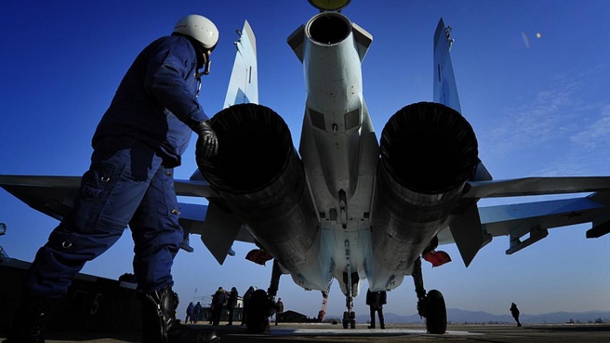 Американские СМИ опубликовали «потрясающее видео» полета российского истребителя в Сирии Потрясенные американцы удивлены «сумасшедшим» трюком Су-35