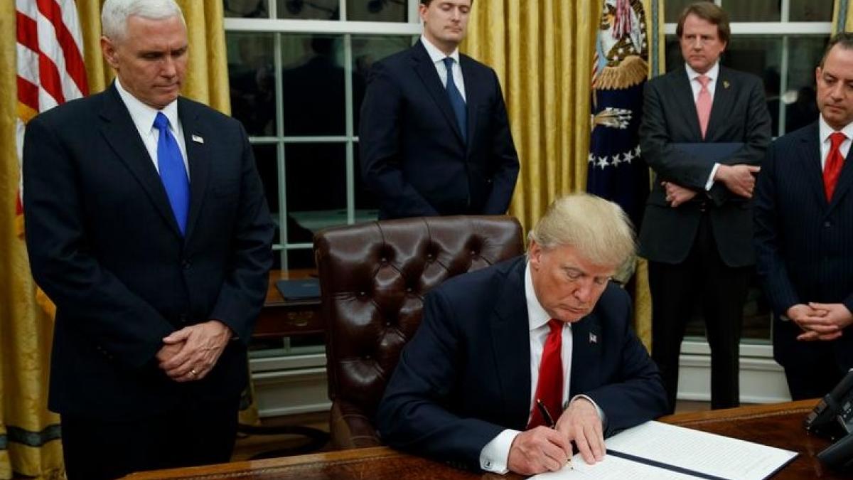 Трампа обязали применить против России жесткие меры Трампа обязали применить против России жесткие меры