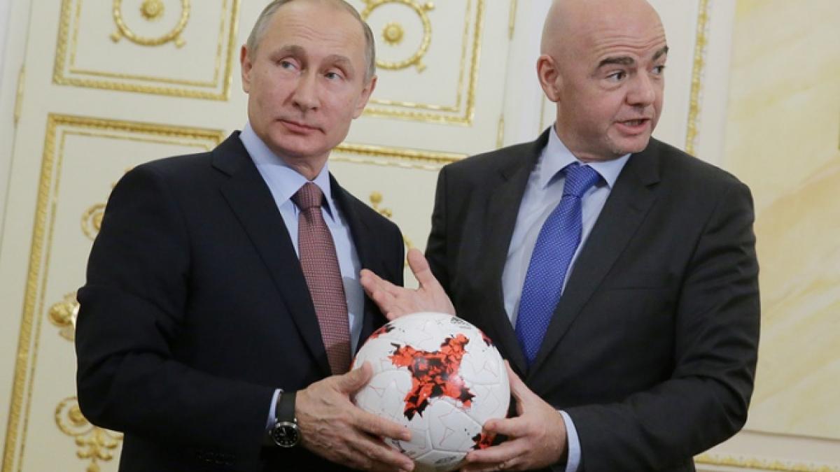 Путин и легенды футбола отчеканили мячом 100 дней до старта ЧМ на видео от ФИФА Путин и Инфантино