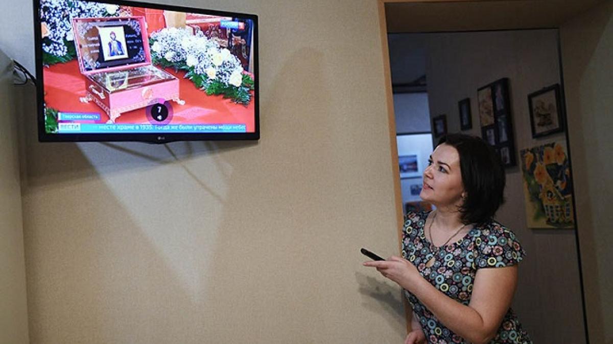 Девушка с пультом от ТВ Аналоговое вещание ушло из 7 регионов России