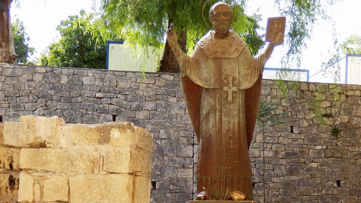 Памятник Николаю Чудотворцу в Мире, у храма святого Николай Чудотворец в Мире Ликийской