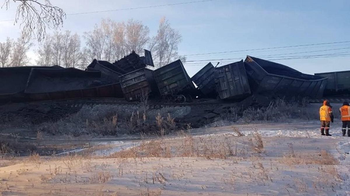 Следствие начало проверку по факту схода около 30 вагонов в Иркутской области Сход вагонов под Иркутском поставил колом Транссиб