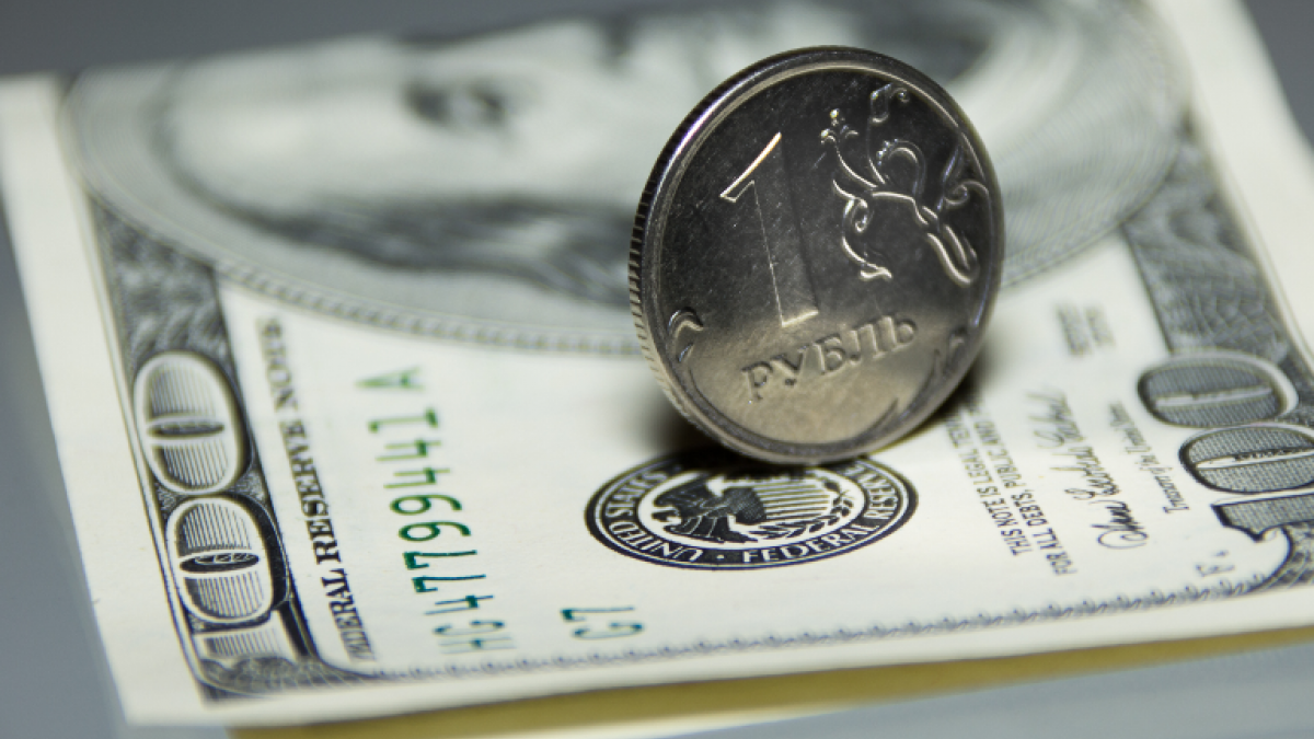 Рубль и доллары Рубль не зависит от нефти
