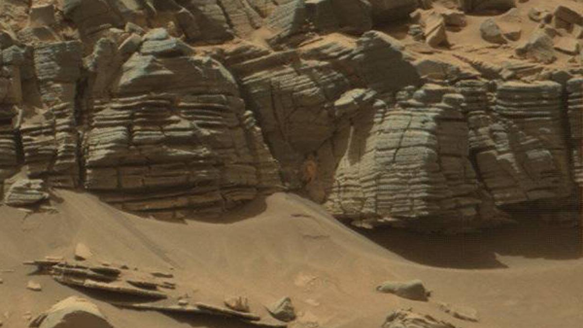 Марсоход Curiosity сфотографировал на Марсе статую с ручкой в руке Марсоход Curiosity сфотографировал на Марсе статую с ручкой в руке