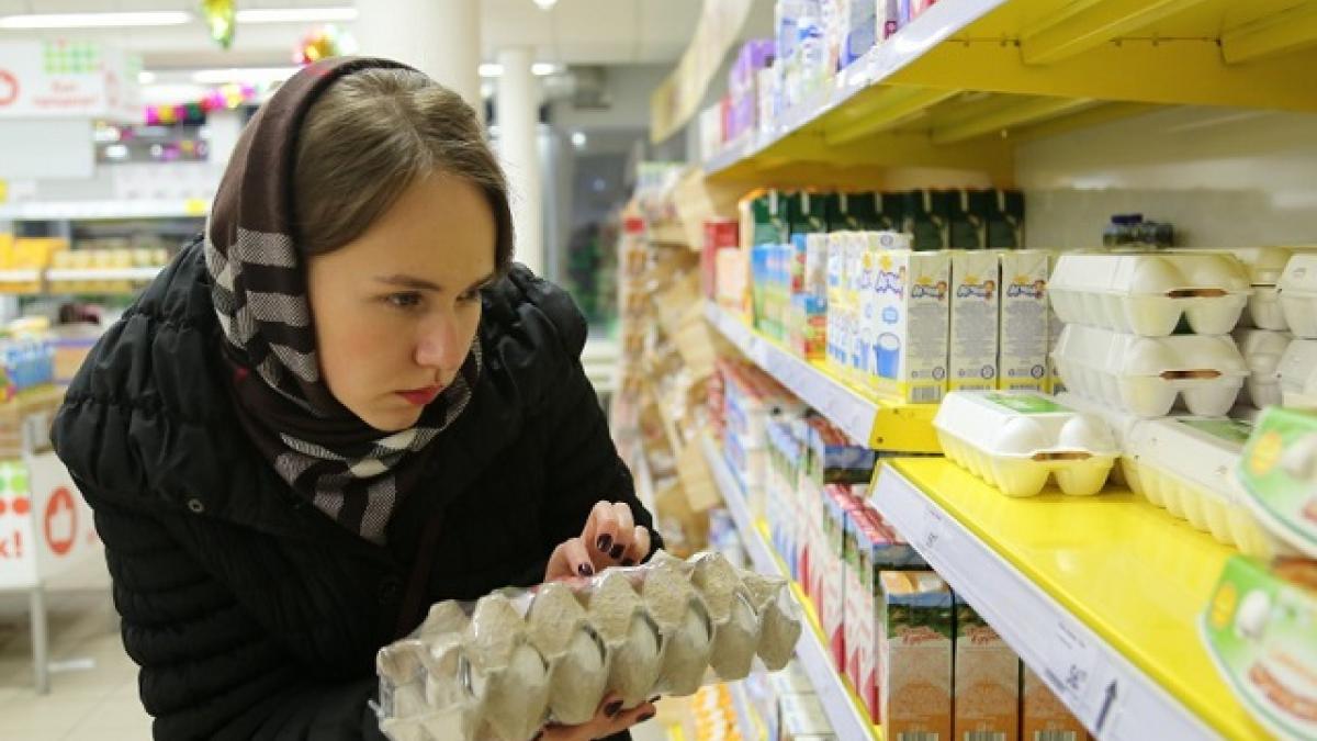Девушка в магазине Что подорожает в 2019 году