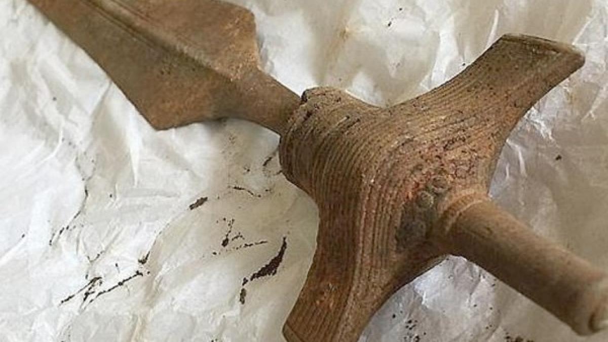 Археологи Дании нашли уникальный бронзовый меч возрастом более 3 тысяч лет Археологи Дании нашли меч возрастом более 3 тысяч лет