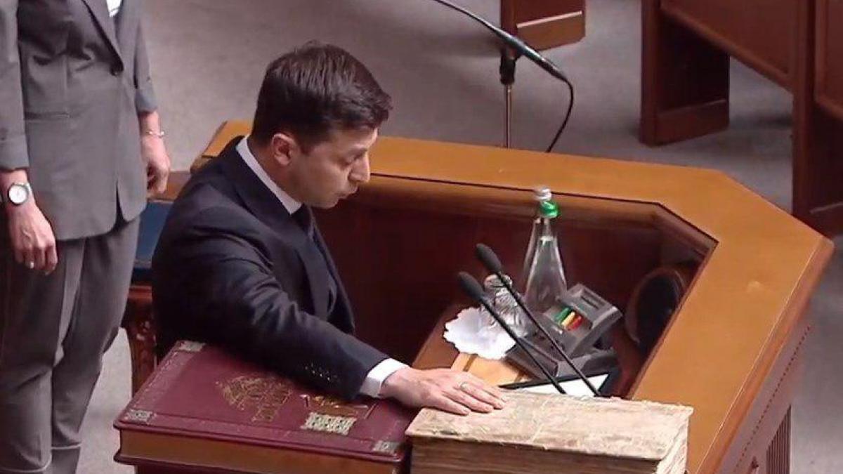 Дурной знак: Падение на инаугурации Зеленского Дурное предзнаменование замечено на инаугурации Зеленского