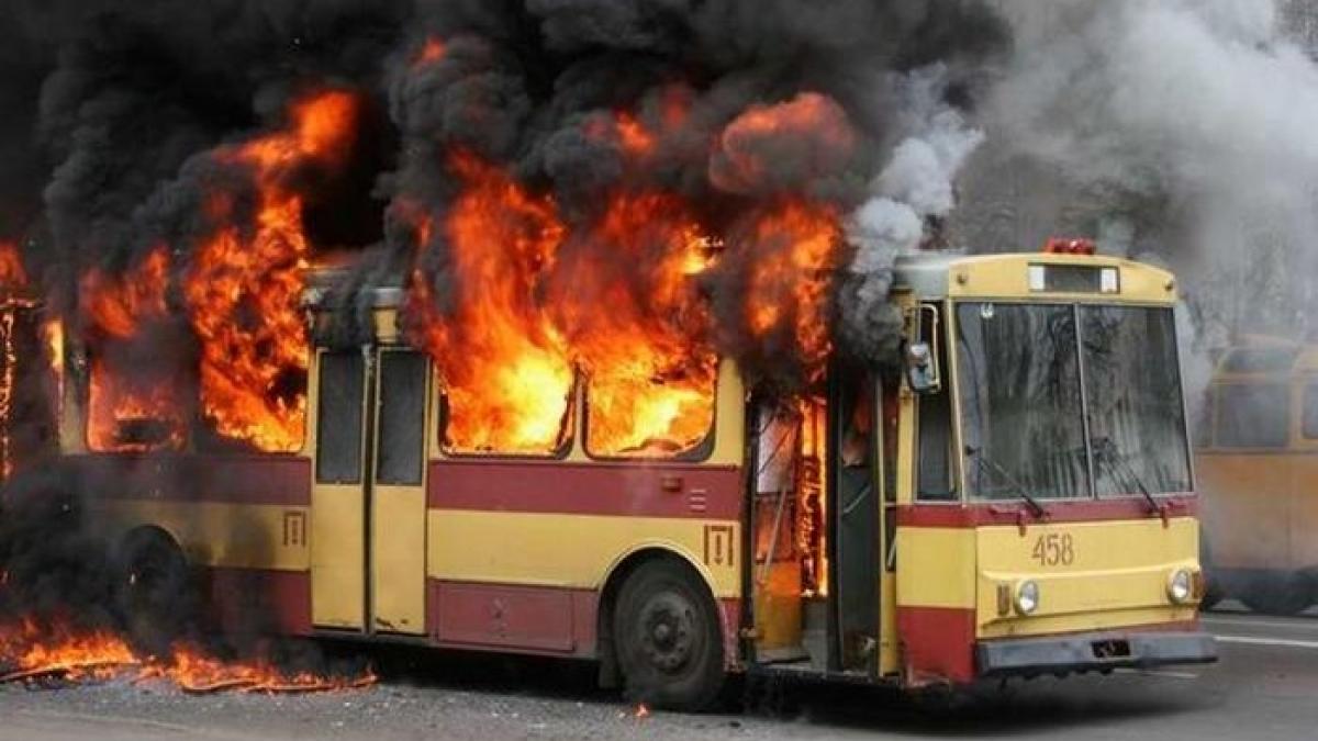 В Подмосковье загорелся автобус, в котором находилось 45 детей В Подмосковье загорелся автобус, в котором находилось 45 детей