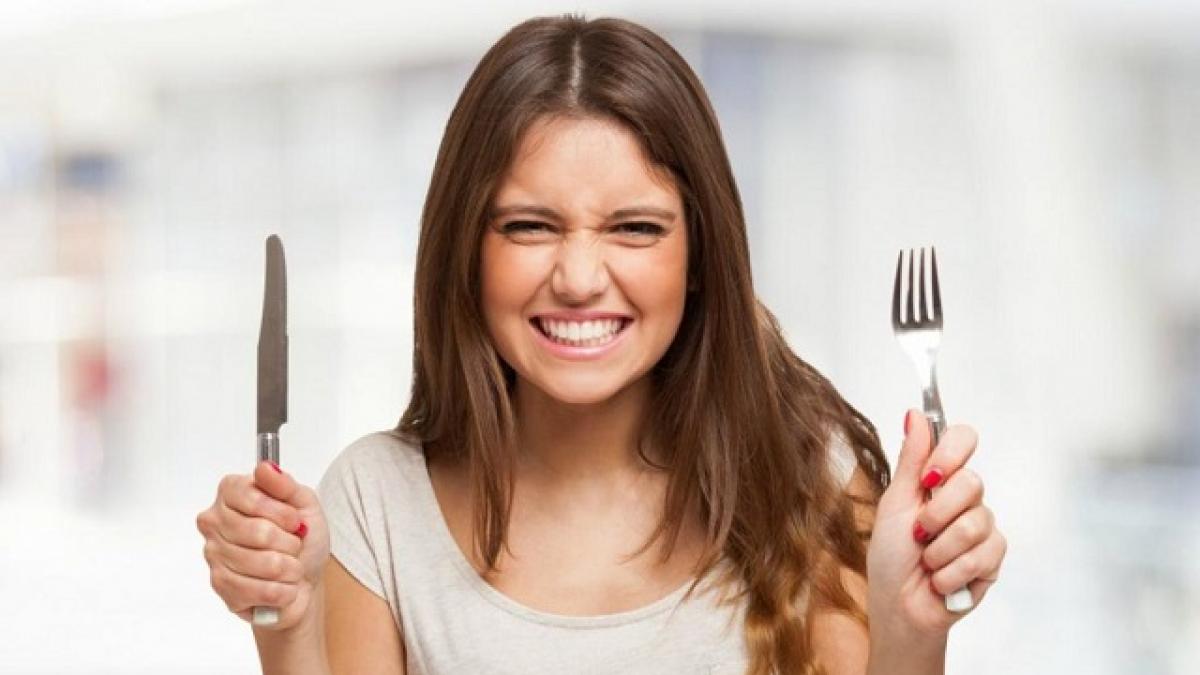 девушка со столовыми приборами ТОП-5 вредных продуктов, от которых ни в коем случае нельзя отказываться