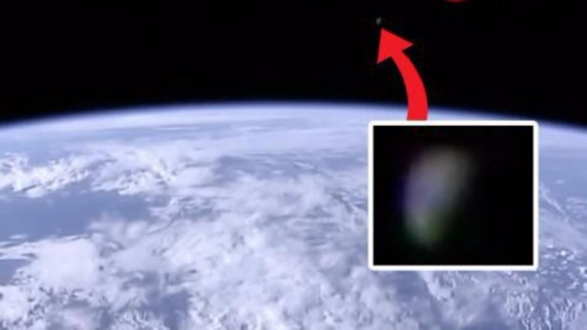 NASA прервало прямой эфир с МКС, чтобы зрители не увидели странное небесное тело NASA прервало прямой эфир с МКС, чтобы зрители не увидели странное небесное тело