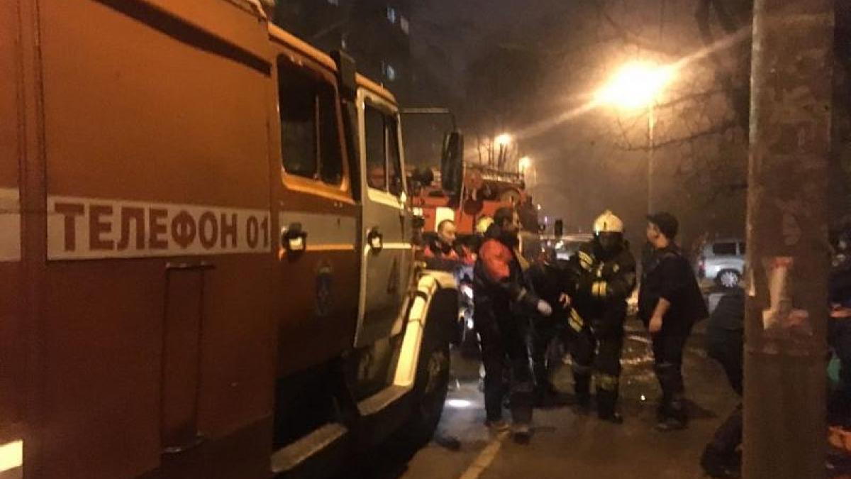 В Краснодаре из горящей многоэтажки эвакуировали жителей В Краснодаре из горящей многоэтажки эвакуировали жителей