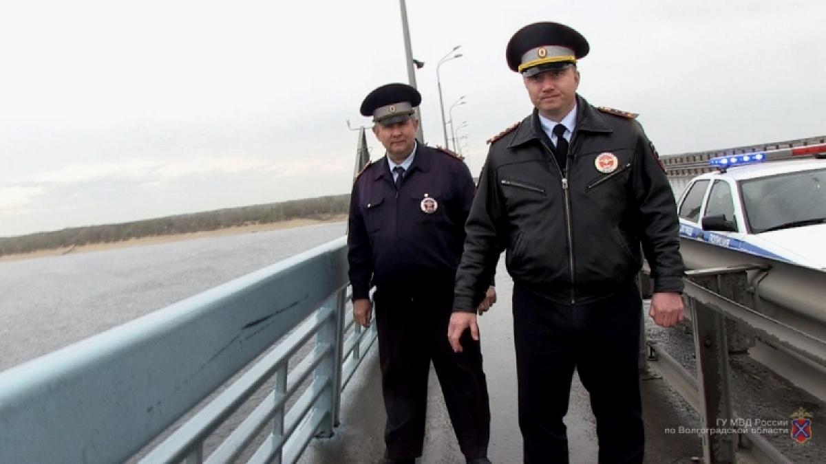В Волгограде полицейские спасли девушку от необдуманного шага Инспекторы ДПС Волгограда