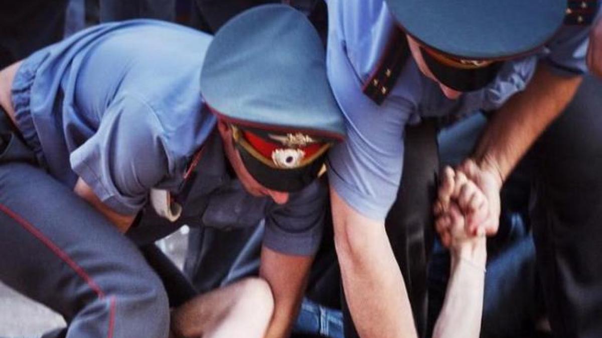 Одного выстрела недостаточно: в Ростовской области двое полицейских еле справились с пьяным лихачом Одного выстрела недостаточно: в Ростовской области двое полицейских еле справились с пьяным лихачом