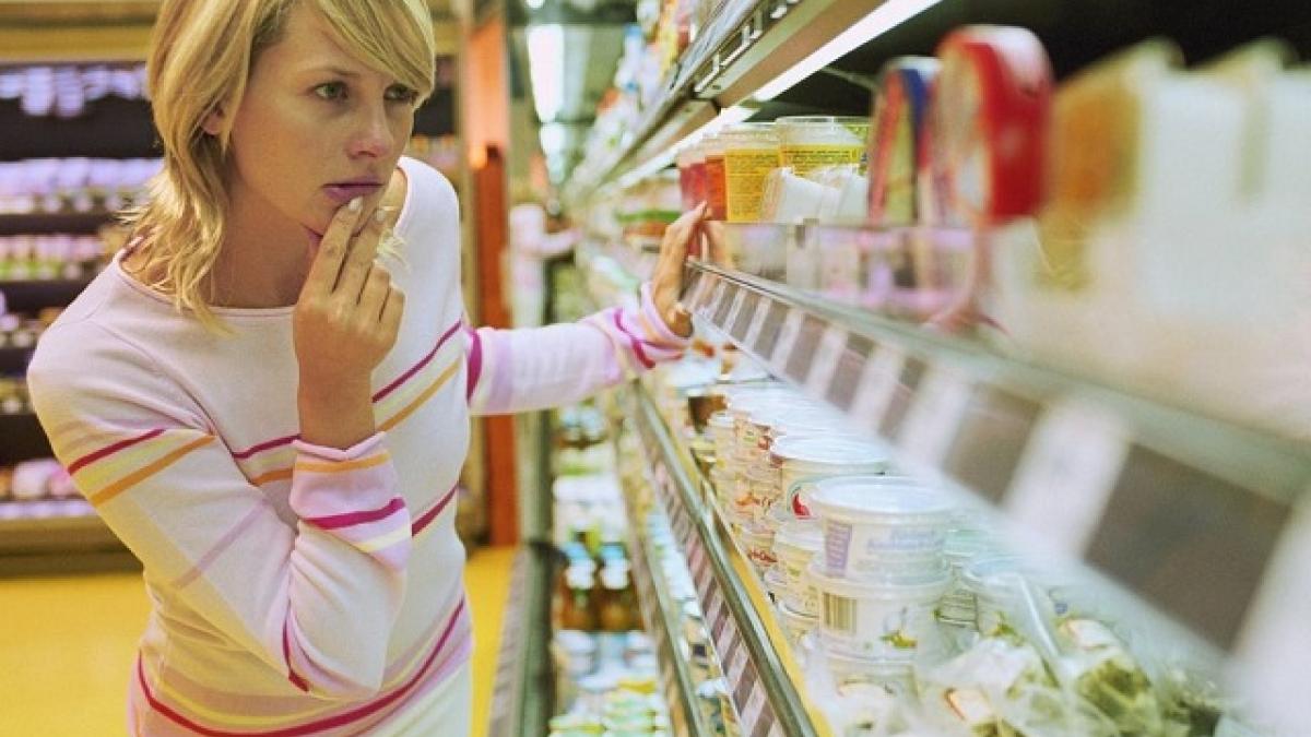 Покупатель в магазине Названы самые вредные продукты бюджетного сегмента