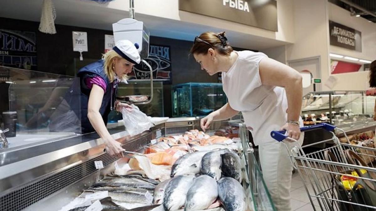Рыбный отдел в магазине Как должен выглядеть качественный и свежий минтай объяснили в Роскачестве