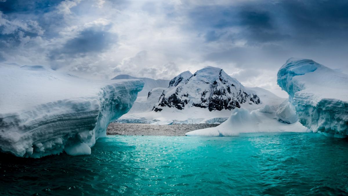 В Антарктиде обнаружена гигантская загадочная впадина, представляющая угрозу всему миру
