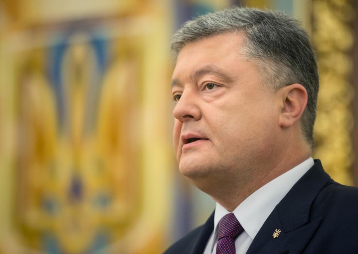 Порошенко объявил о повышении зарплаты украинским военным в Донбассе