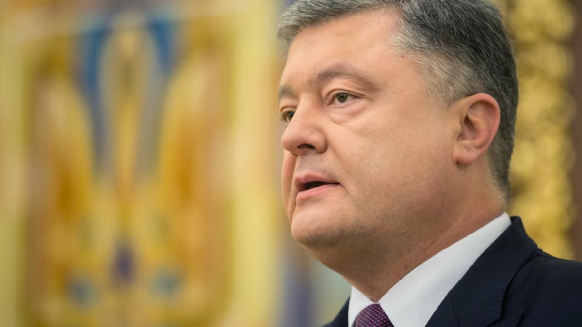 Порошенко объявил о повышении зарплаты украинским военным в Донбассе