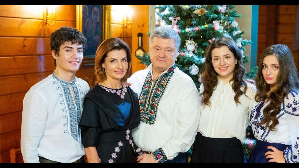 Порошенко высмеяли за мятые брюки на Рождество Порошенко высмеяли в сети за внешний вид на Рождество