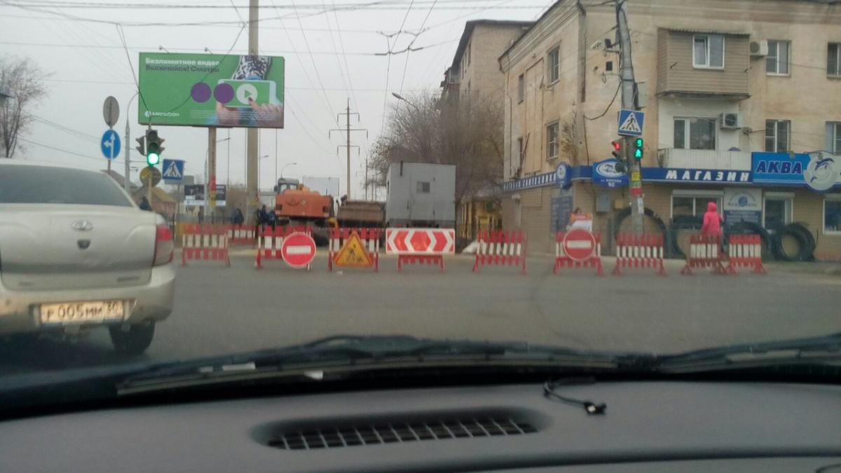 В Астрахани перекрыли одну из самых оживленных улиц, стала известна причина В Астрахани перекрыли одну из самых оживленных улиц