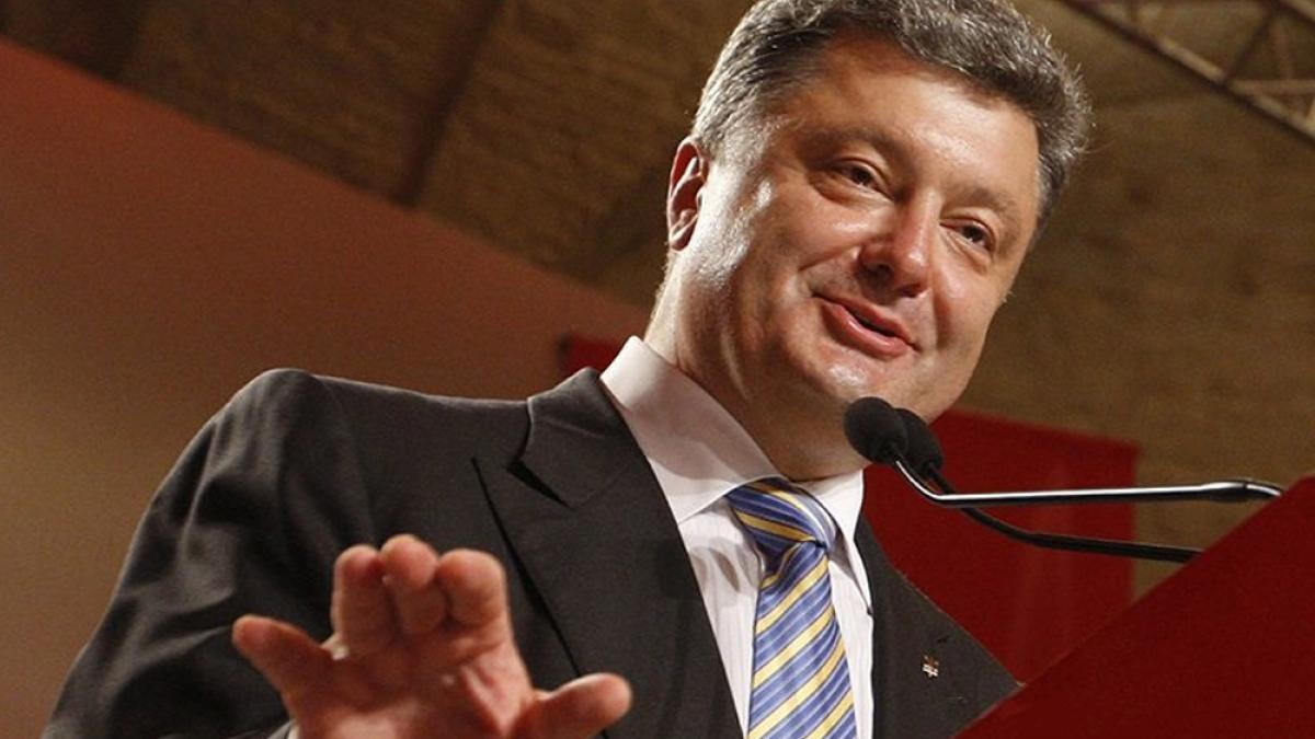 Петр Порошенко снова замечен в неадекватном состоянии: теперь президент общался с детьми Порошенко снова замечен в неадекватном состоянии: теперь он общался с детьми