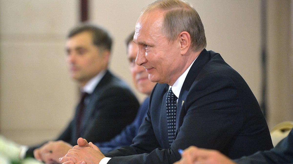 Путин и Меркель обменялись "колкостями" на саммите G20: президент РФ напомнил немецкому канцлеру, что она не в Европе Путин и Меркель обменялись "колкостями" на саммите G20
