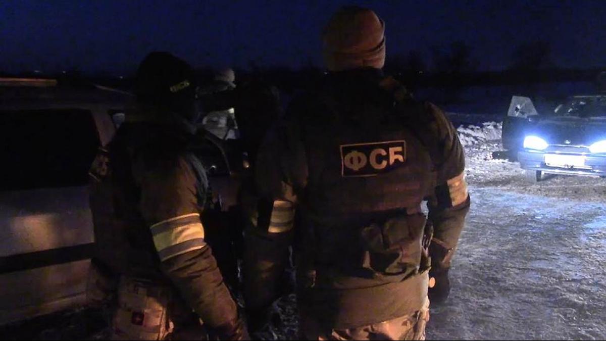 Российские спецслужбы предотвратили теракт в Саратовской области, опубликовано видео с места задержания террористов Российские спецслужбы предотвратили теракт в Саратовской области
