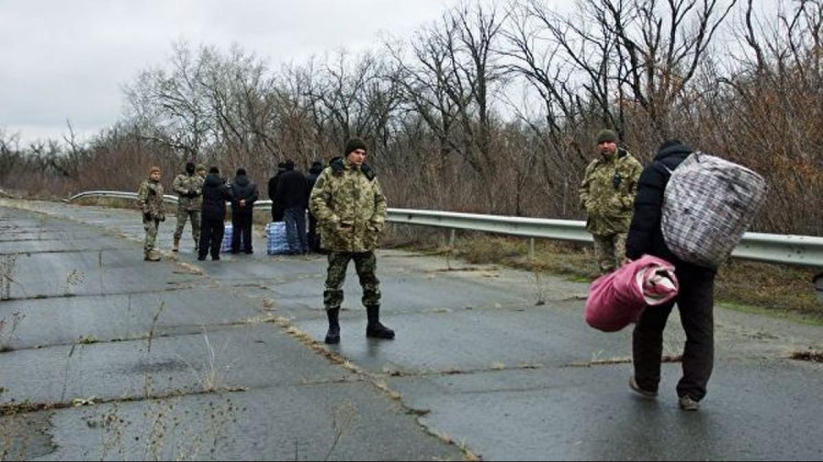 передача заключённых в ЛНР Власти ЛНР передали Киеву сорок два украинских заключённых, отбывающих наказание в Донбассе