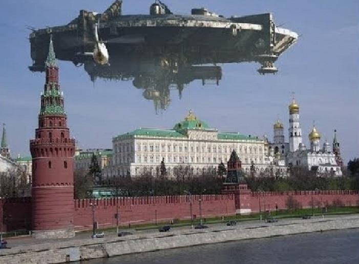 Корабль пришельцев очевидцы сняли на видео над Московским Кремлем