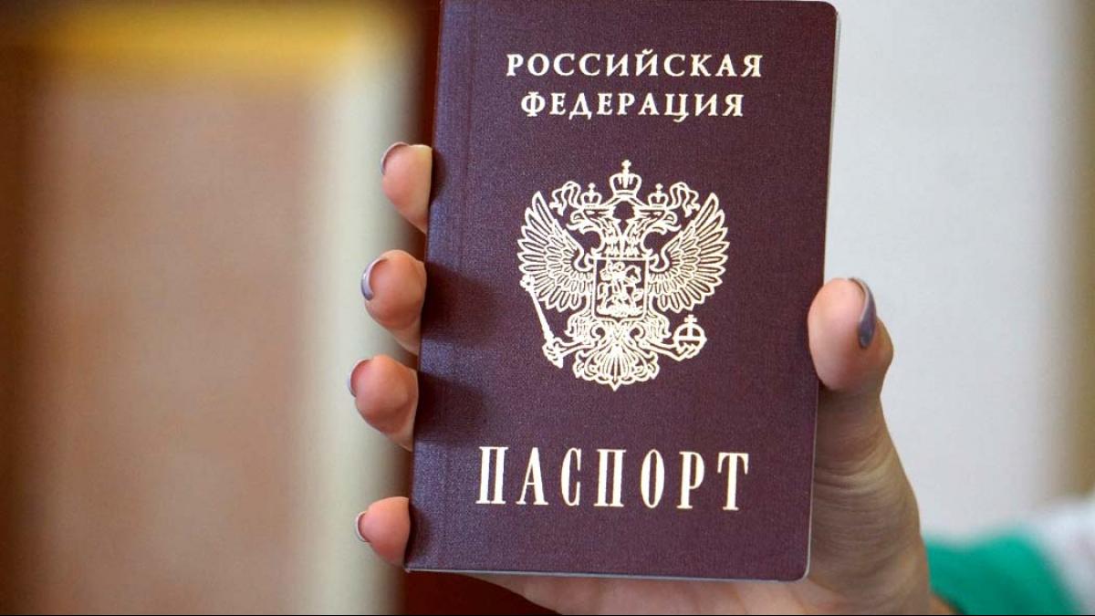 Российский паспорт Россия готова начать выдавать паспорта жителям ДНР и ЛНР