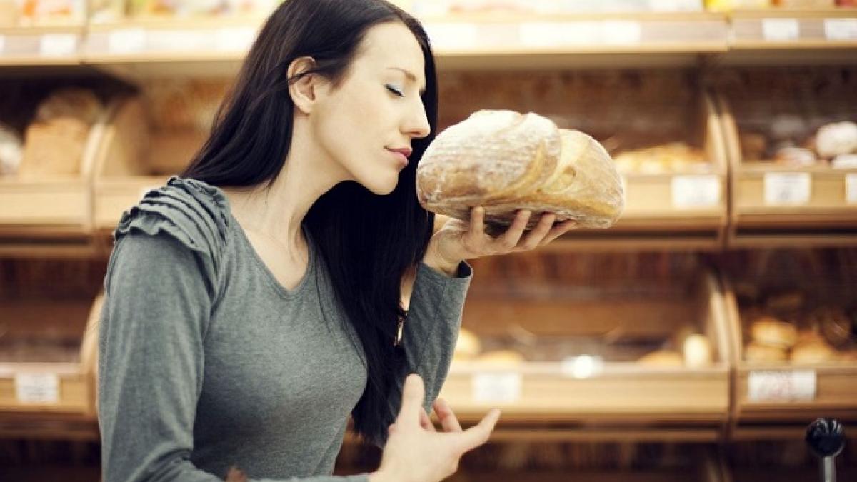 Человек нюхает хлеб Какие запахи в продуктовом магазине должны вызвать у вас подозрение