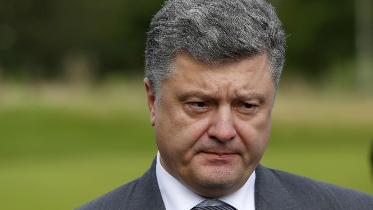 Студент спросил у Порошенко, когда тот отправит своих детей в "АТО" Студент поинтересовался у Порошенко, когда тот отправит своих детей убивать в "АТО"