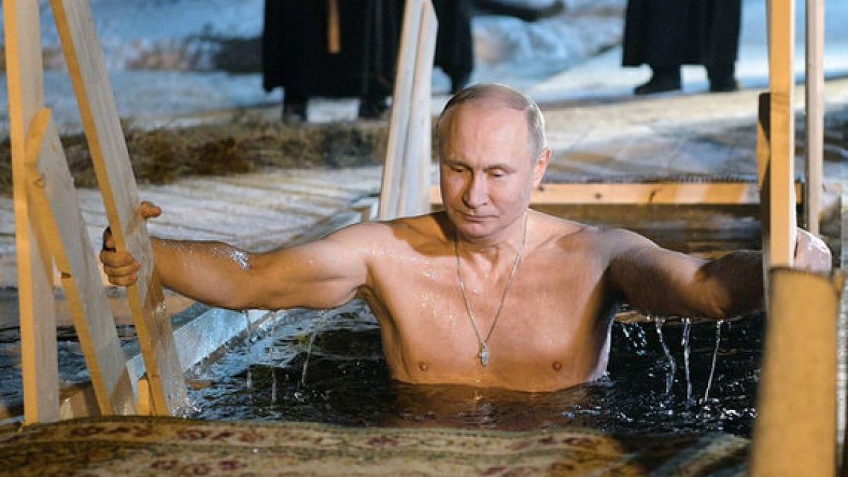 Владимир Путин окунулся в прорубь на Крещение Владимир Путин окунулся в прорубь на Крещение