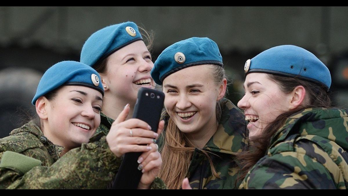 девушки Российским военным хотят запретить публиковать данные о себе в соцсетях
