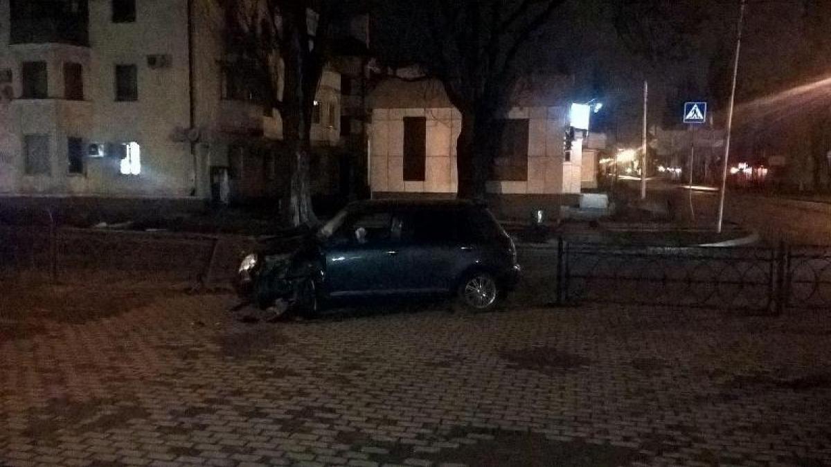 Автолюбительница протаранила ограждение и вылетела на тротуар в Пятигорске ДТП в Пятигорске