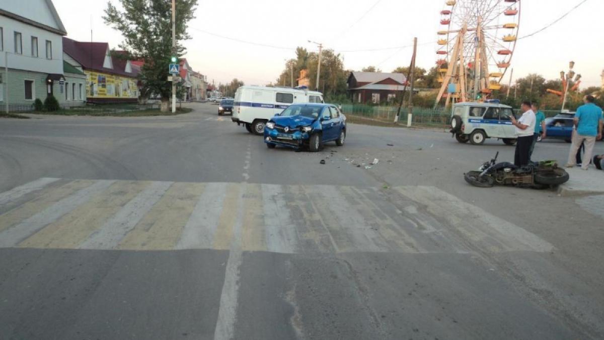 Двое мотоциклистов разбились о Renault Logan на автодороге под Волгоградом ДТП в Еланском районе
