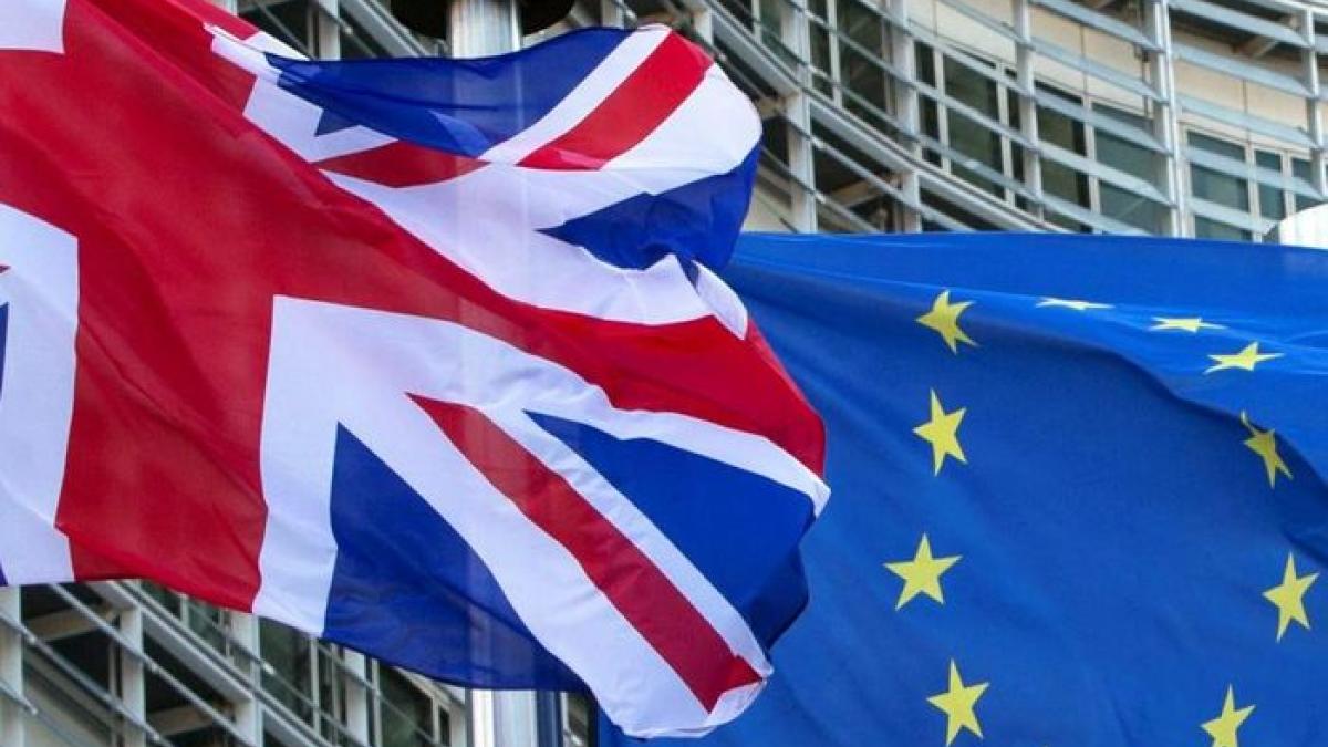 флаги ЕС и Британии Правительство Британии не будет отменять Brexit