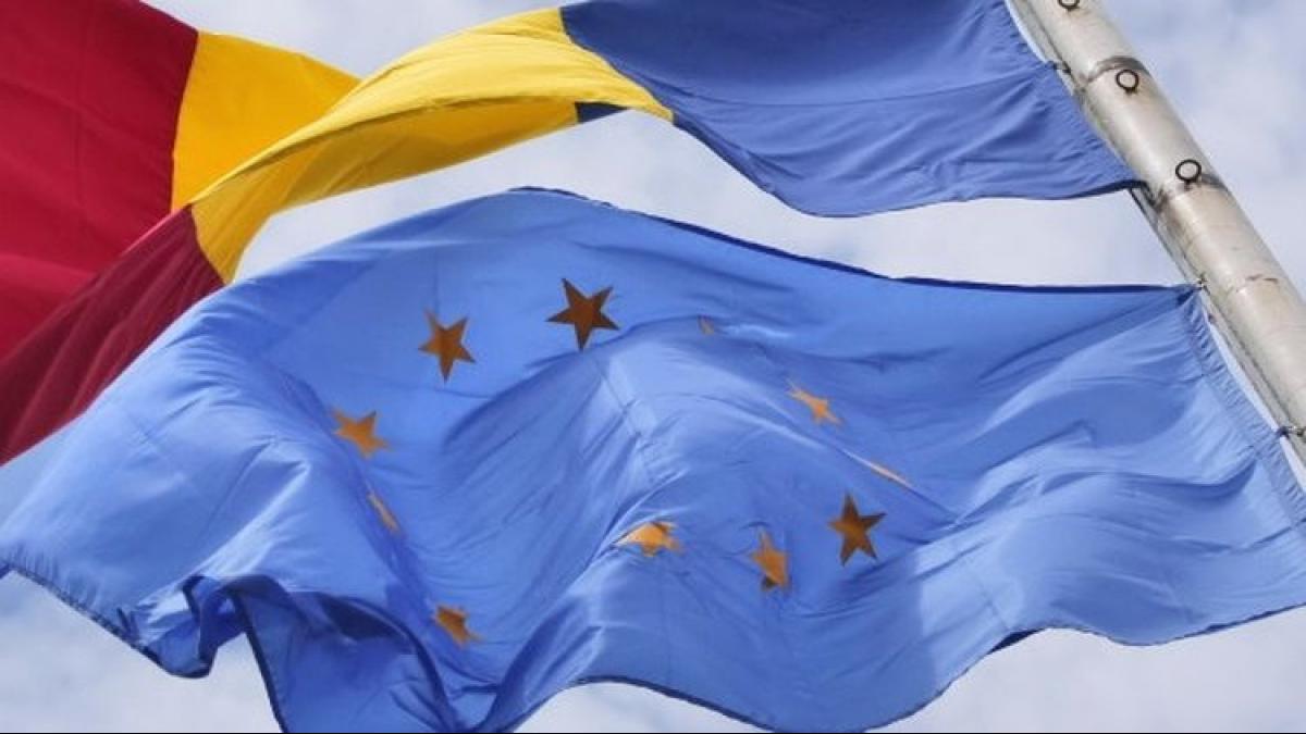 флаги ЕС и Молдавии Европарламент принял резолюцию о заморозке выплат Молдавии