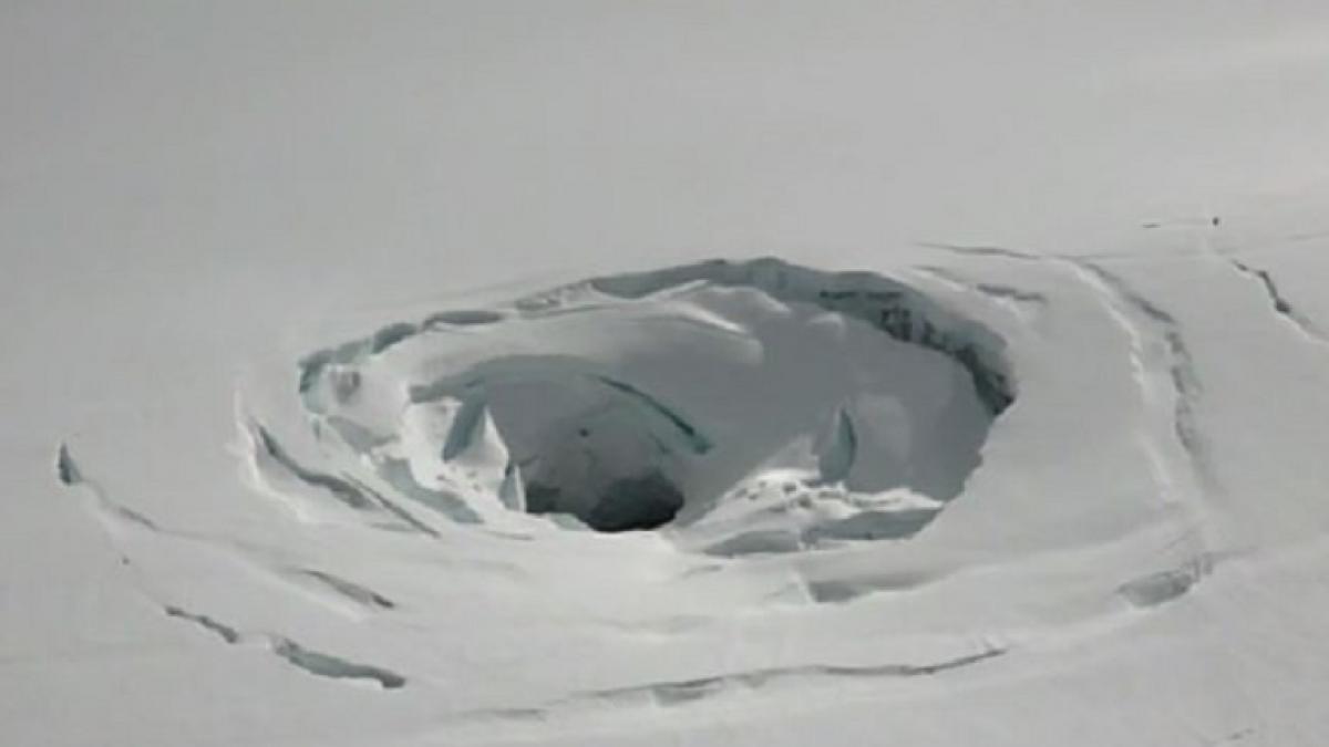 giant-holes-glacier-iceland-4.jpg