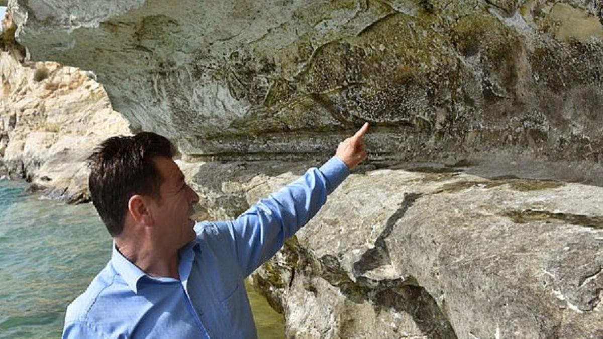 Уникальные наскальные рисунки возрастом 2,5 миллиона лет нашли под водой в Турции Уникальные наскальные рисунки возрастом 2,5 миллиона лет нашли под водой в Турции