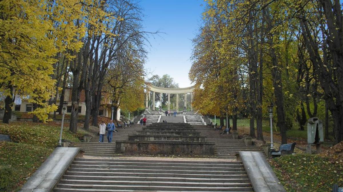 В Кисловодском лечебном курортном парке отремонтируют лестницу со стороны улицы Герцена В Кисловодске отремонтируют лестницу
