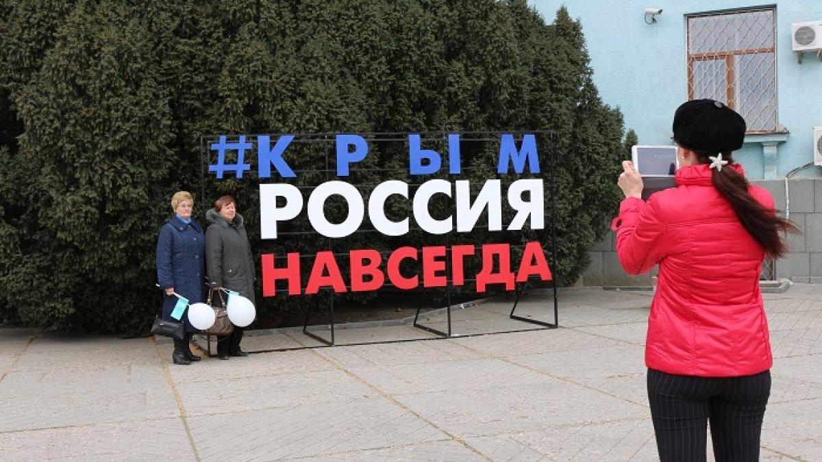 В Крыму ответили Порошенко, решившему поднять флаг Украины над полуостровом Власти Крыма ответили Порошенко на решение поднять флаг Украины над полуостровом