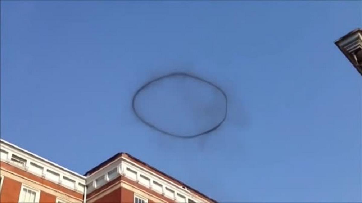черное кольцо Очевидцы в США сняли на видео странное черное кольцо в небе